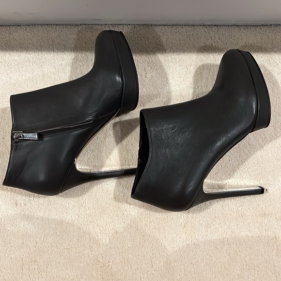 BRAND NEW Vince Camuto Grey Silver Leather Dira Ankle Bootie Platform Stiletto - Picture 8 of 8